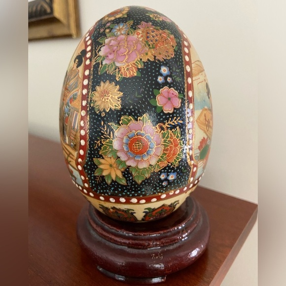 Vintage Japanese Satsuma Moriage style Handpainted Large Egg w/ stand - Picture 2 of 8